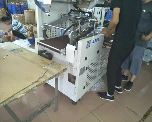 全自动套膜收缩机应用于塑胶行业